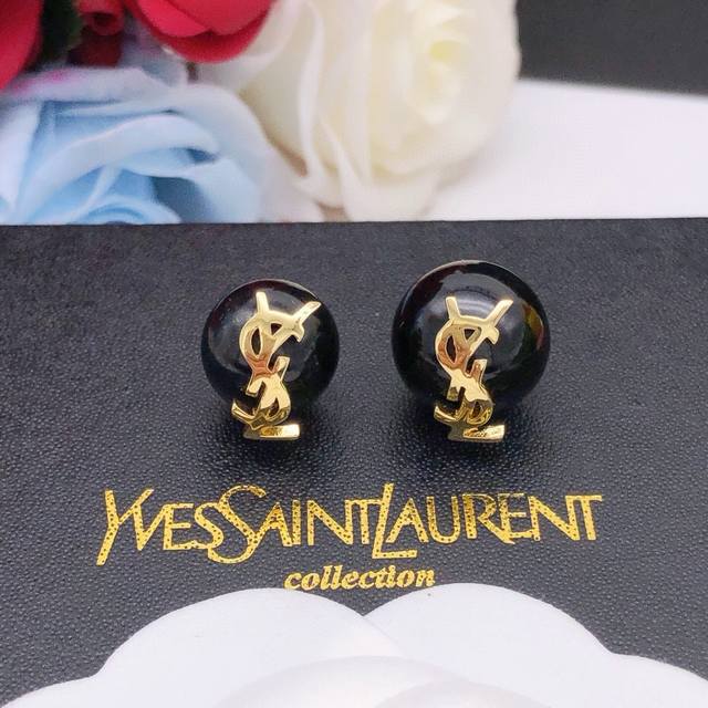 编号yed0020黑色 圣罗兰 大小珍珠耳钉 复古风格 时尚 造型设计很漂亮专柜材质